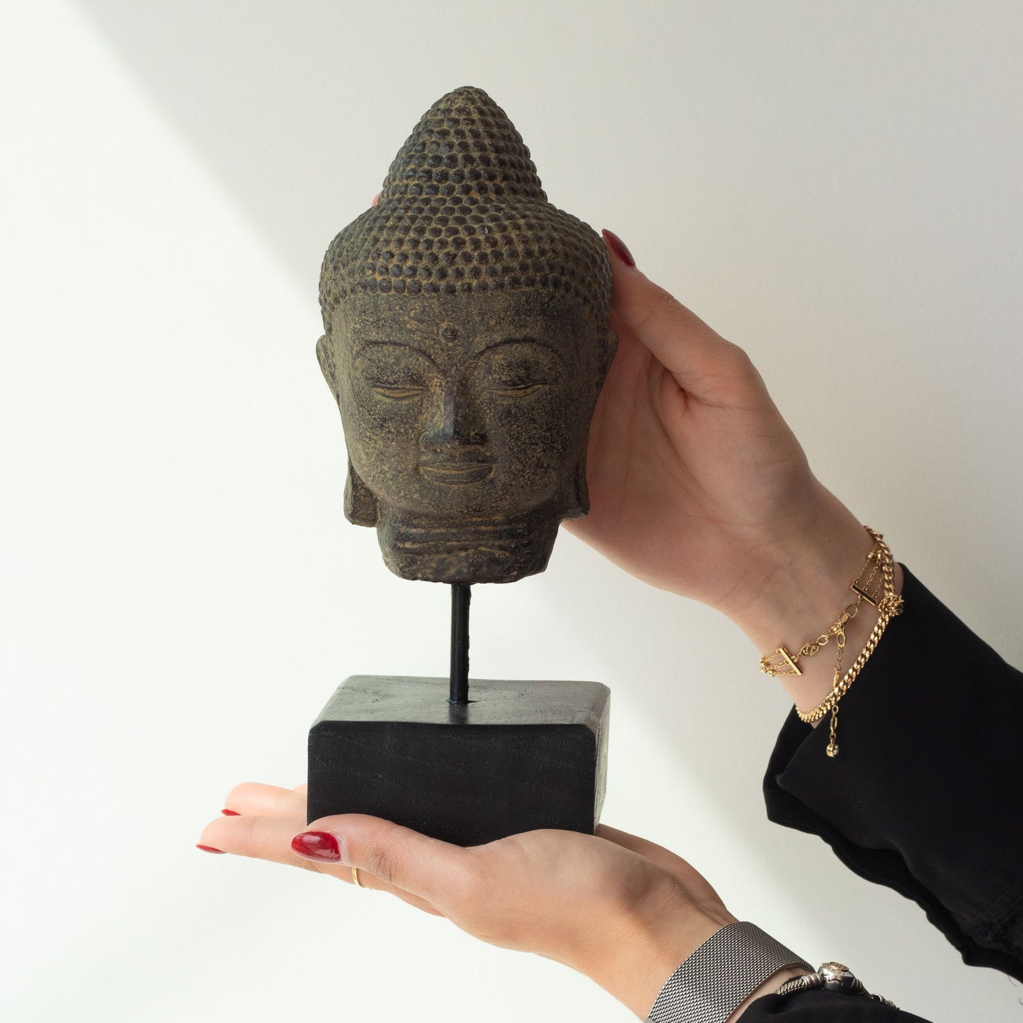 Stille Buddha Kopf auf Ständer – Grau