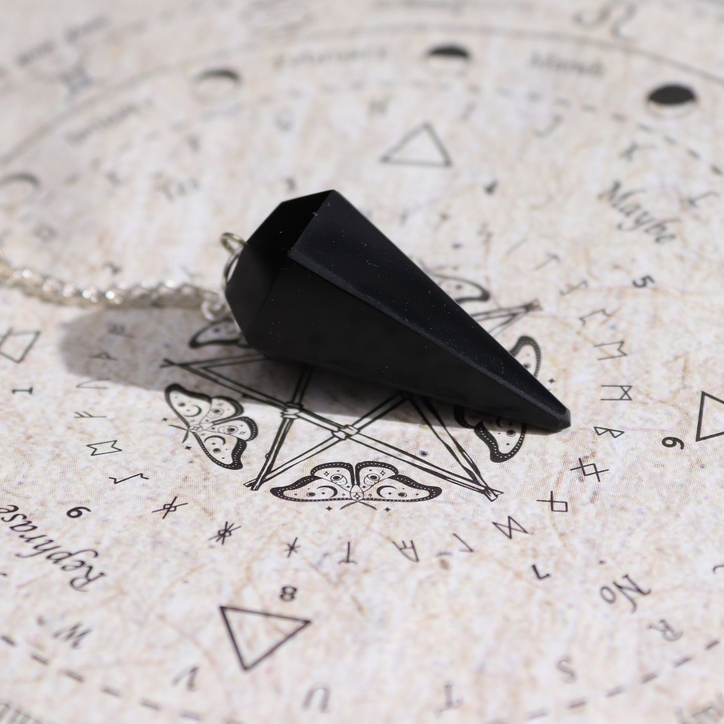 Alte Hexen-Räuchermischung mit Schwarzem Obsidian-Pendel – Erfolg